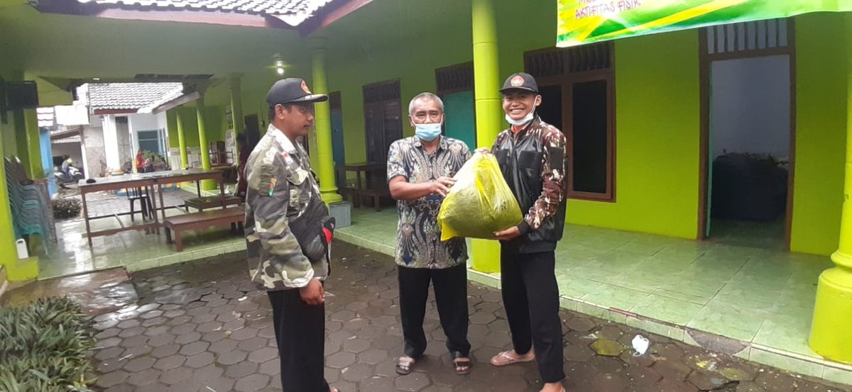 siraga2024's tweet photo. Giat pendistribusian bantuan makanan oleh Banser untuk warga terdampak banjir di Desa Sumberagung, Kecamatan Sumberbaru, Jember
#BanserTanggapBencana
#PrayForJember
@pwansorjatim @mahdikherid @amrudinnejad_ https://t.co/mkNN0VICTg