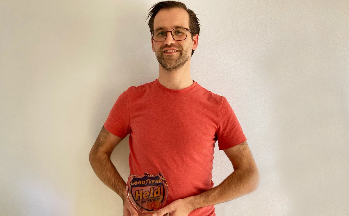 Unser neuester #Held der Straße, Peter Hoffmann aus #Trier, stieß beim #Joggen auf einen schwer verunglückten #Radfahrer und zögerte keine Sekunde: Er setzte einen #Notruf ab und leistete vorbildlich #ErsteHilfe. Mehr unter bit.ly/31KXZRO