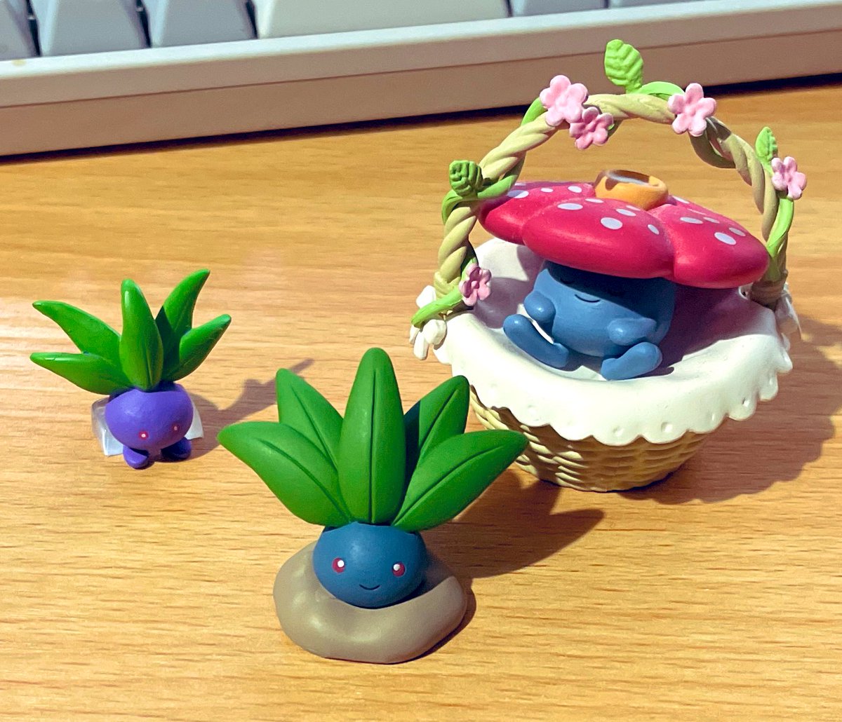 ガチャガチャ、みんなでかくれんぼのナゾノクサをゲット この子は自然 