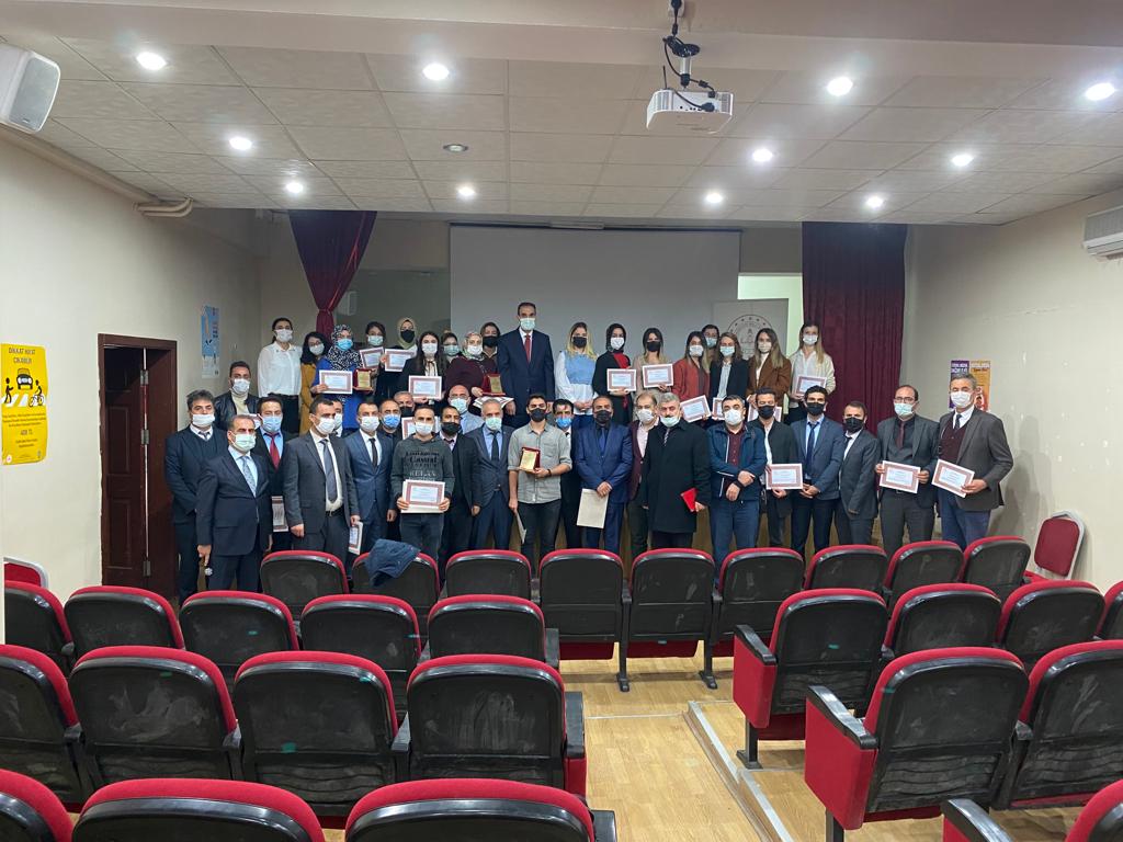 EtwinningMus's tweet photo. "Eğitim ve Öğretimde Yenilikçilik Ödülleri Teşvik Ödüllendirme Projesi" kapsamında 5 kategoride derece alan okullara ödülleri Muş Milli Eğitim Müdürümüz Enver Kıvanç tarafından verildi. @MusMilliEgitim1 https://t.co/gRrs4cL3XT
