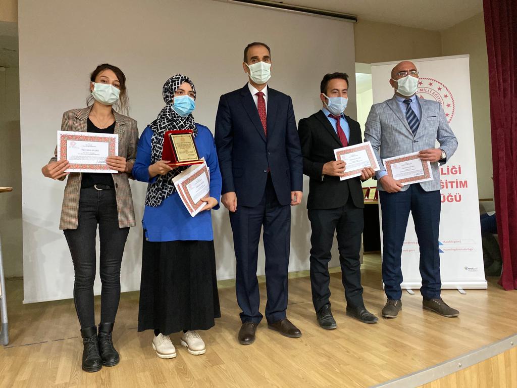EtwinningMus's tweet photo. "Eğitim ve Öğretimde Yenilikçilik Ödülleri Teşvik Ödüllendirme Projesi" kapsamında 5 kategoride derece alan okullara ödülleri Muş Milli Eğitim Müdürümüz Enver Kıvanç tarafından verildi. @MusMilliEgitim1 https://t.co/gRrs4cL3XT