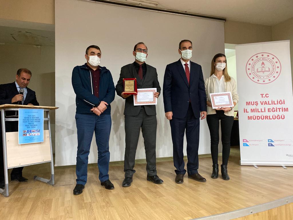 "Eğitim ve Öğretimde Yenilikçilik Ödülleri Teşvik Ödüllendirme Projesi" kapsamında 5 kategoride derece alan okullara ödülleri Muş Milli Eğitim Müdürümüz Enver Kıvanç tarafından verildi. <a href="/MusMilliEgitim1/">Muş İl Millî Eğitim Müdürlüğü</a>