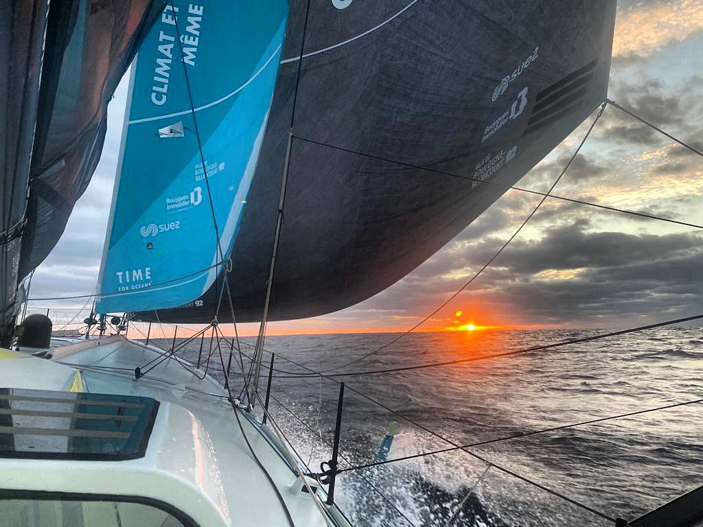 didaccostaVG's tweet photo. 📸 Salida de sol desde el #TimeForOceans durante el cuarto día de @TransatJV 

🗺 Sigue a Didac en el tracker: https://t.co/BVl8XripSJ

@FIGroupES @FigroupFR 
@stephlediraison 

#figroup #transatjacquesvabre #routeducafe #imoca #imocaglobeseries https://t.co/OVHCtzqByJ