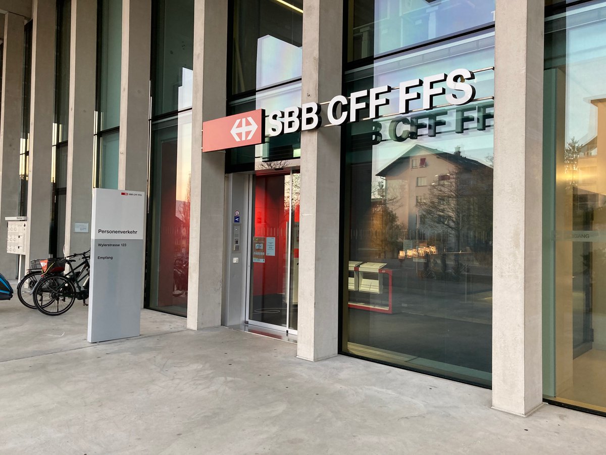 NovaFind's tweet photo. Nova Find on tour! 🚊 Laura und Gernot sind gerade bei @RailService SBB in der Schweiz zu Besuch. 👍
#NovaFind #ontour #Schweiz https://t.co/PWQDShc8kc