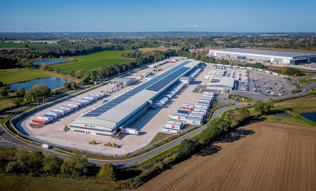 TruckingJobsUK's tweet photo. DPD gears up for record Peak with new £150m super hub https://t.co/xwiJ3xJNyF #DPDGroup #HaulageNews https://t.co/EVzXiR0JxU