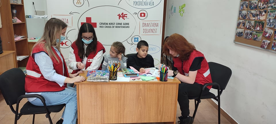 CKCG_MRC's tweet photo. Pomažemo djeci tražiocima međunarodne zaštite i onima sa odobrenom zaštitom, u izradi domaćih zadataka.
U društvu naših volontera, djeca se aktivno služe crnogorskim jezikom i na taj način vježbaju upotrebu istog, što im pomaže u procesu integracije u Crnoj Gori.
#migrantssupport https://t.co/wwAdtJzqIe