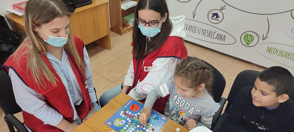 CKCG_MRC's tweet photo. Pomažemo djeci tražiocima međunarodne zaštite i onima sa odobrenom zaštitom, u izradi domaćih zadataka.
U društvu naših volontera, djeca se aktivno služe crnogorskim jezikom i na taj način vježbaju upotrebu istog, što im pomaže u procesu integracije u Crnoj Gori.
#migrantssupport https://t.co/wwAdtJzqIe