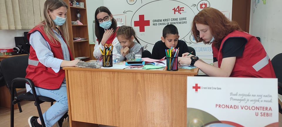 CKCG_MRC's tweet photo. Pomažemo djeci tražiocima međunarodne zaštite i onima sa odobrenom zaštitom, u izradi domaćih zadataka.
U društvu naših volontera, djeca se aktivno služe crnogorskim jezikom i na taj način vježbaju upotrebu istog, što im pomaže u procesu integracije u Crnoj Gori.
#migrantssupport https://t.co/wwAdtJzqIe