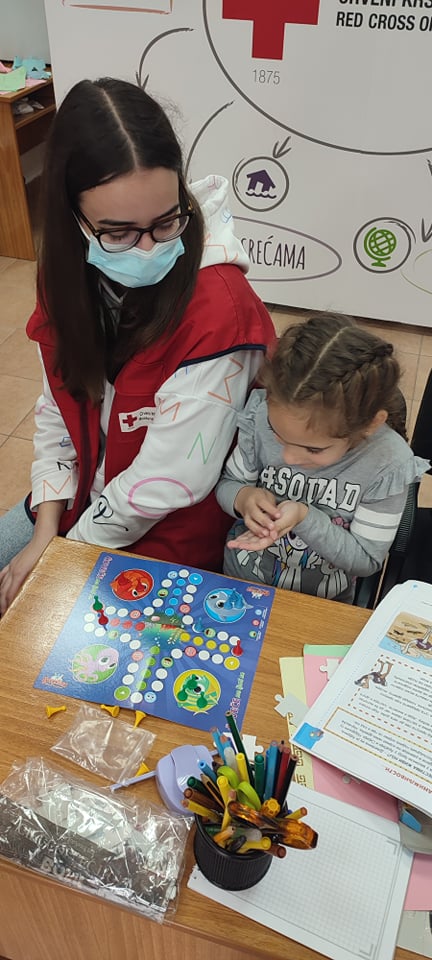 CKCG_MRC's tweet photo. Pomažemo djeci tražiocima međunarodne zaštite i onima sa odobrenom zaštitom, u izradi domaćih zadataka.
U društvu naših volontera, djeca se aktivno služe crnogorskim jezikom i na taj način vježbaju upotrebu istog, što im pomaže u procesu integracije u Crnoj Gori.
#migrantssupport https://t.co/wwAdtJzqIe