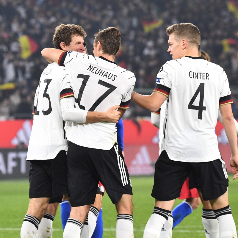 borussia's tweet photo. Die deutsche Nationalmannschaft hat im vorletzten WM-Qualifikationsspiel einen 9:0-Kantersieg gegen Liechtenstein gelandet. Jonas Hofmann stand in der Startelf, @MatzeGinter und Florian Neuhaus wurden eingewechselt. #GERLIE