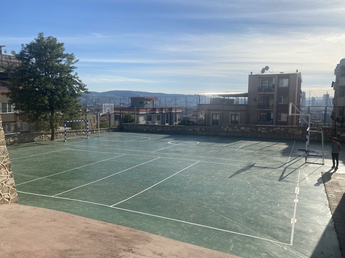 Öğrencilerimizin daha iyi bir ortamda spor yapabilmesi için spor sahamızın boyama ve yenilenme işlemleri tamamlanmıştır.Emeği geçen Beden Eğitimi öğretmenlerimiz  Hakan Beceren,Yonca Küçük ve Tayfun Ceylan’a teşekkür ediyoruz👏👏