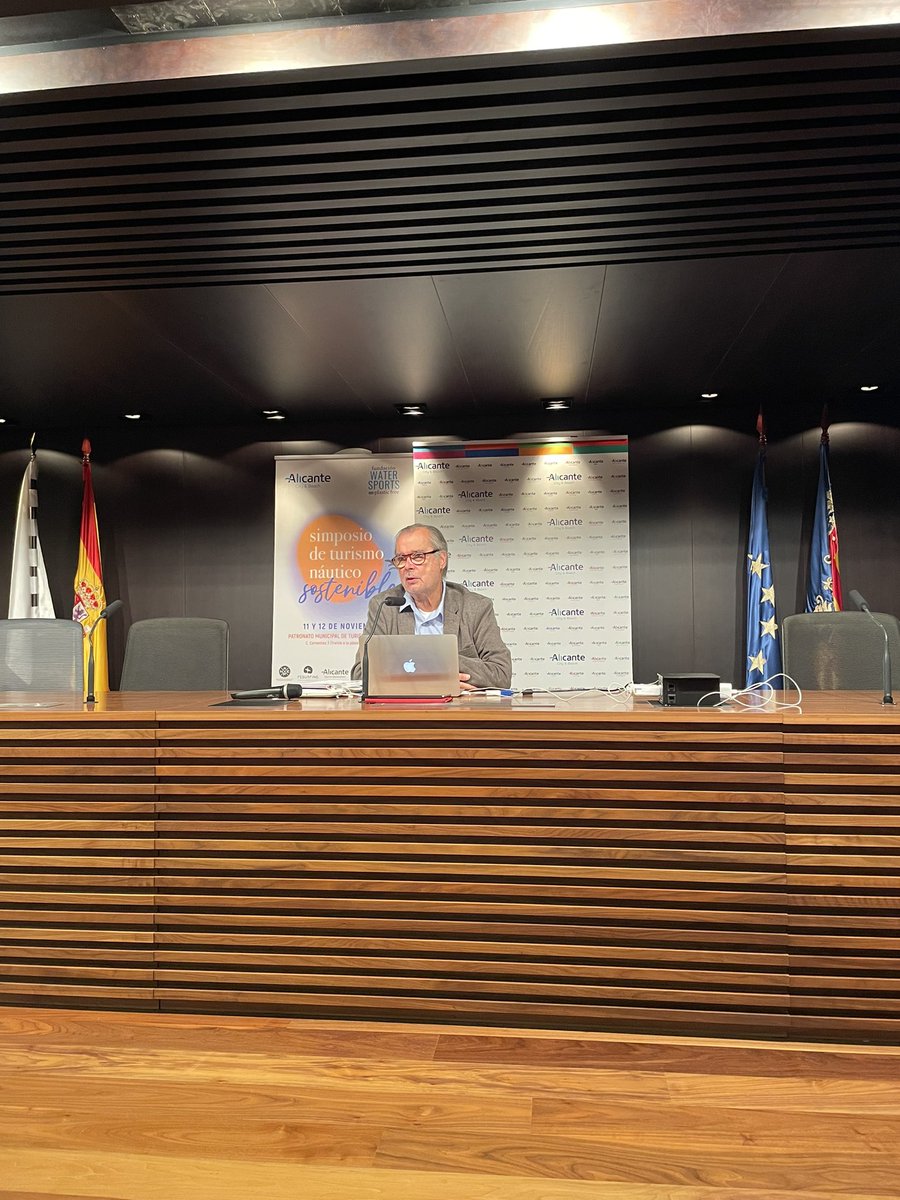 “La sostenibilidad de uso de las playas y la formación de monitorado como herramienta de cambio”. @carlosjsurf