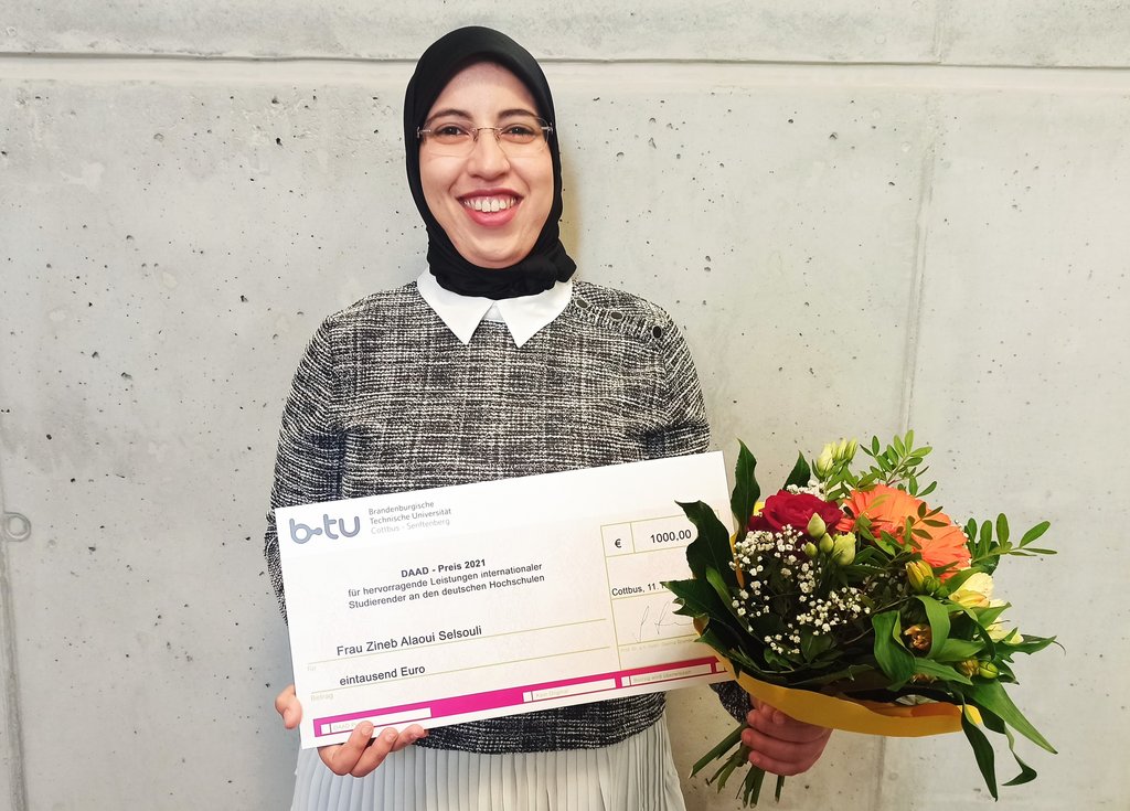PSpremberg's tweet photo. Die @BTU_CS hat am 11. November 2021 zum 27. Mal den mit 1.000 Euro dotierten @DAAD_Germany-Preis für herausragende akademische Leistungen und besonderes Engagement verliehen. Ebenso wurde das Zertifikat für Internationale Kompetenz übergeben. 
https://t.co/AYukF1UNvJ
/rh https://t.co/ONueBEZGY5