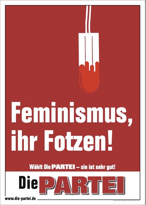 Bei der PARTEI Bayern gab es gerade HAUSDURCHSUCHUNGEN. Wegen dieses Plakates. Das Amtsgericht Amberg sieht offenbar den Tatbestand von Volksverhetzung &amp; Beleidigung erfüllt. <a href="/JasperPrigge/">Jasper Prigge</a>, bitte übernehmen Sie... 
Nach #Pimmelgate jetzt #Fotzengate? Smiley!