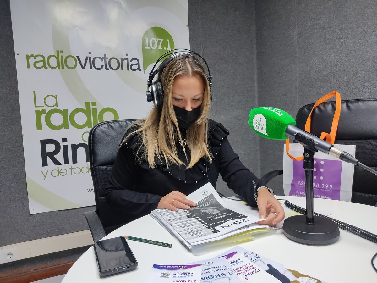 CsRinconVict's tweet photo. En unos minutos nuestra concejala de Mujer e Igualdad @ElenaCsRincon explica en @radiovictoria_ toda la programación prevista para el 25-N Día Mundial de la Lucha contra la Violencia de Género. https://t.co/GpNPQJQqot