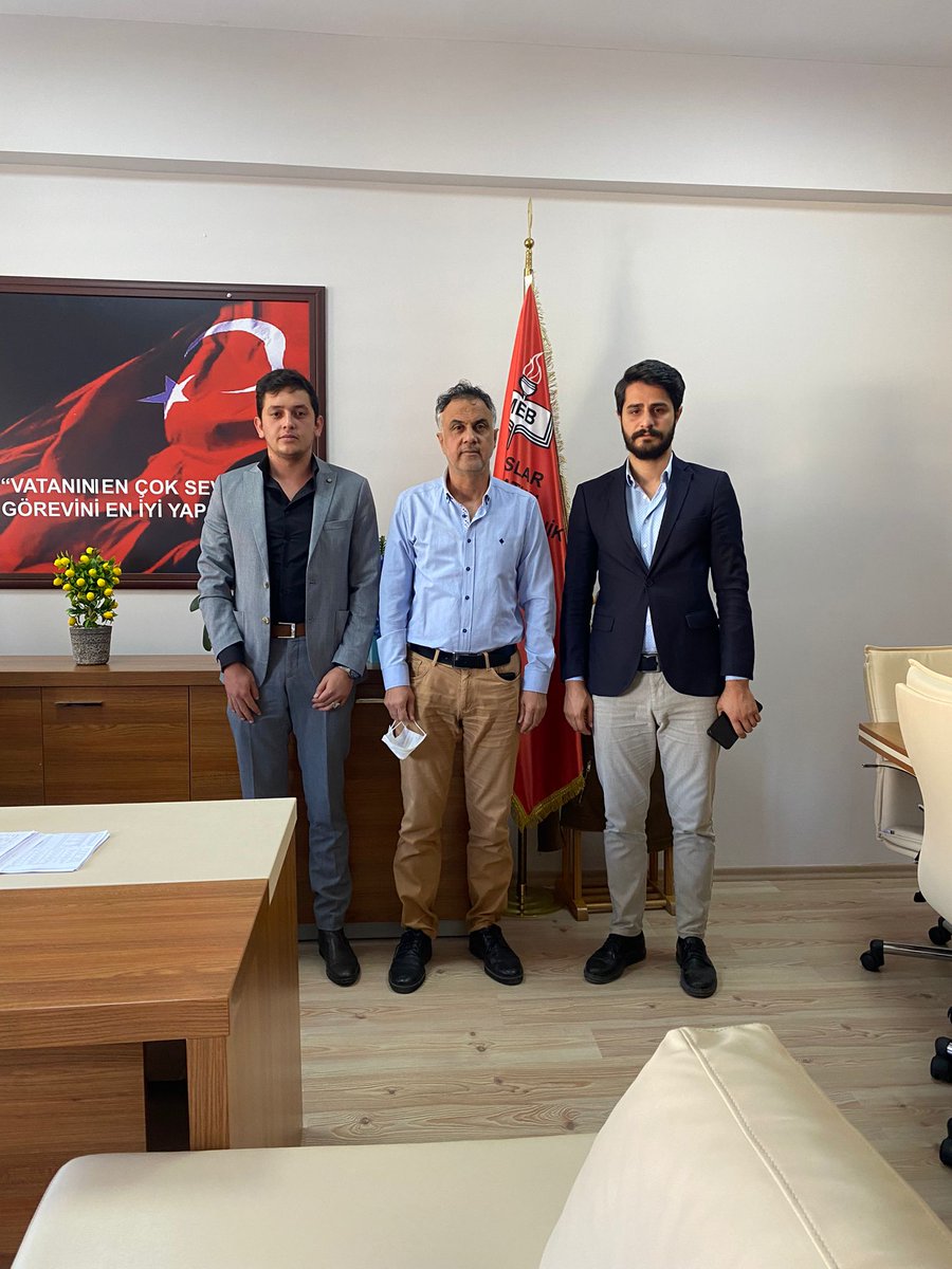 Başkanımız Sn. Necdet YENİ ve Yeni Seçmen Birim Başkanımız Sn. Kenan EROL ile birlikte Şifa Hatun Mesleki ve Teknik Anadolu Lisesi müdürü Sn. Kadir ÇEKER'i ziyaret ettik. Nazik karşılamalarından dolayı teşekkür ederiz.