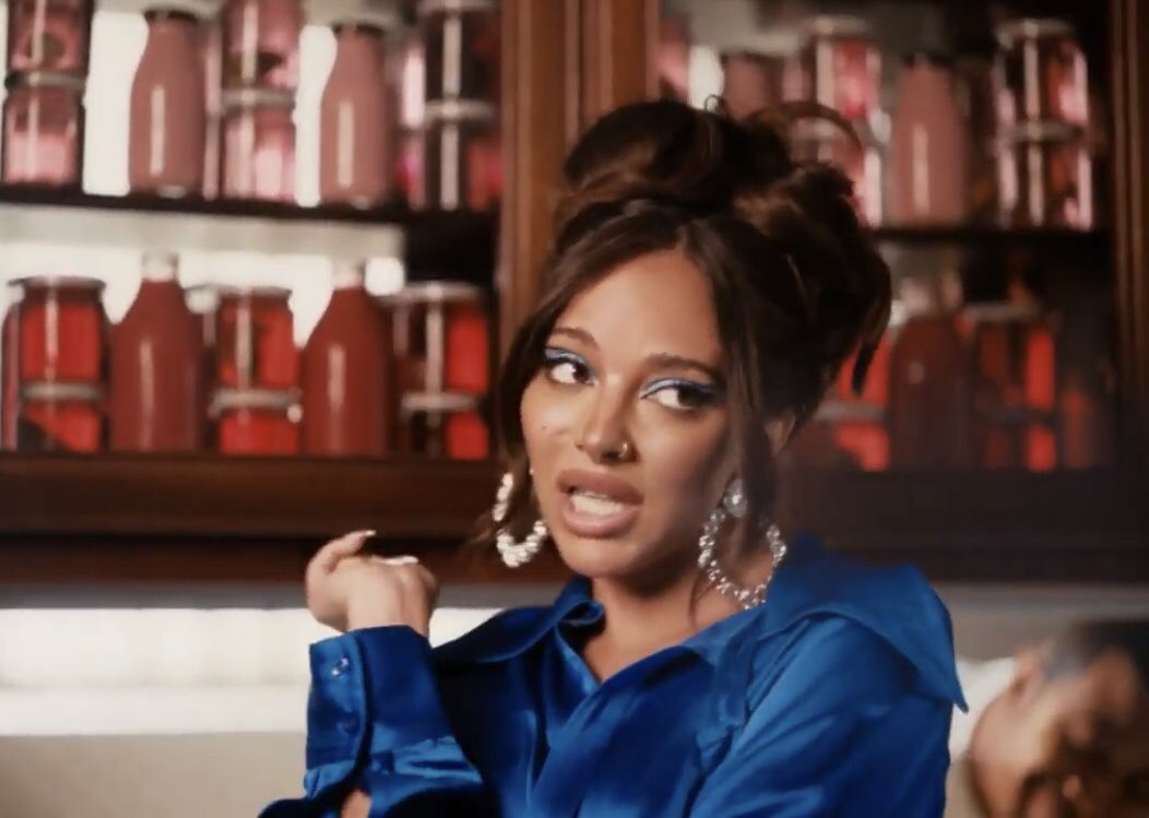 updatecultura's tweet photo. Com uma vibe bem sugar mommys, Little Mix acaba de liberar o clipe do single “No”, uma das faixas inéditas do #BetweenUs.  https://t.co/b4iKkGsim8 https://t.co/9DXErdygPI