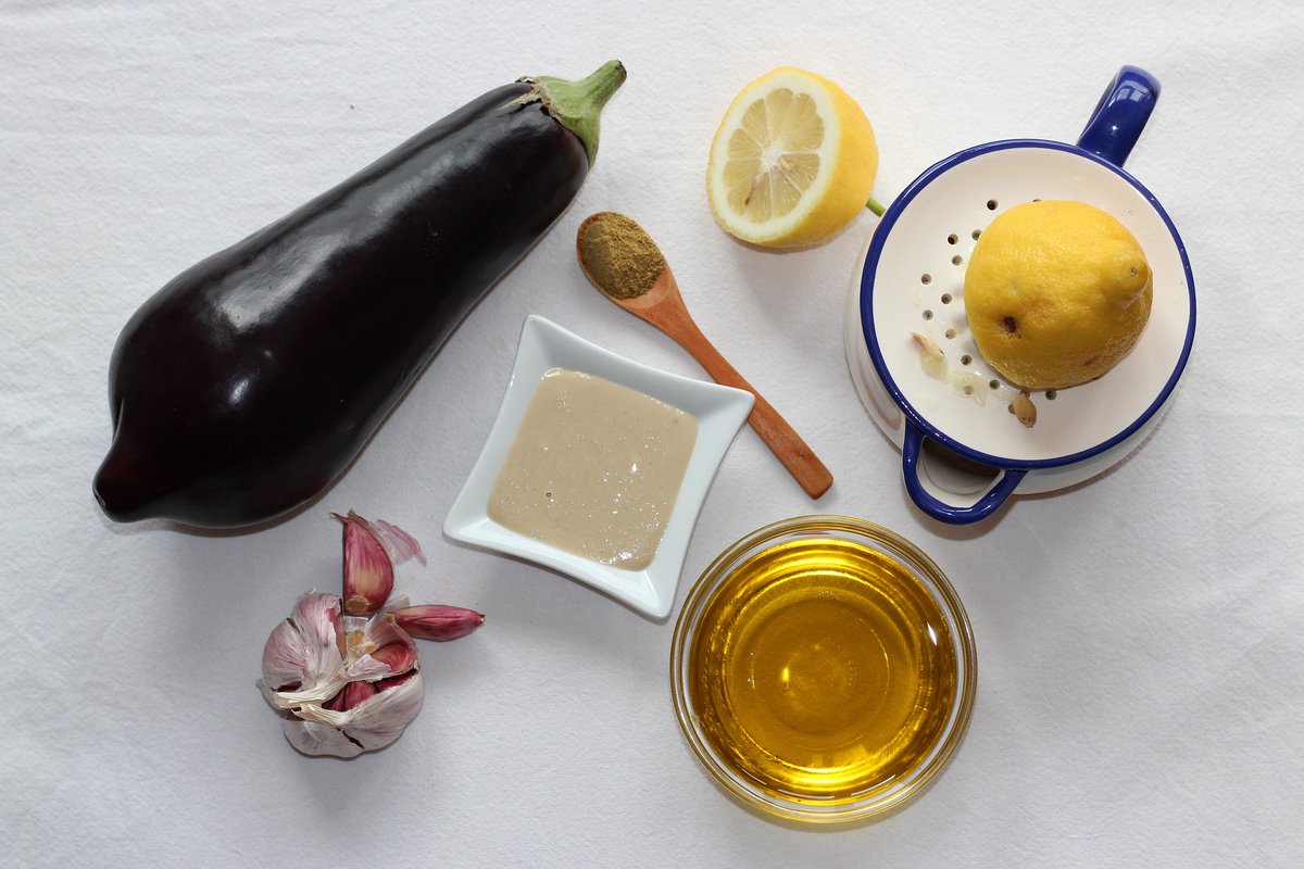 IsraelinItaly's tweet photo. Rapido test culinario ๐งโ๐ณ per i nostri follower: cosa si prepara in Israele ๐ฎ๐ฑ con questi ingredienti? ๐ค๐
#melanzane #ricetta #israelirecipes #israelifood #israelirecipe #tasty #indovinello #quiz #ricetta #cucinare #cooking #cibo #food https://t.co/ZaFIzUOIzy