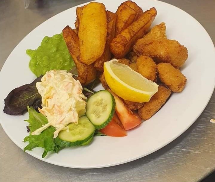 CloverWolf6's tweet photo. Yay it's fish Fryday. Come and enjoy our chefs amazing fish and homemade chips served from 12pm-4pm. Don't fancy it? We also have on offer yorkshire pudding wraps as well as lasagne, chicken parmo and a variety of other options. #freshfood #supportsmallbusinesses https://t.co/vEgFAimUgL