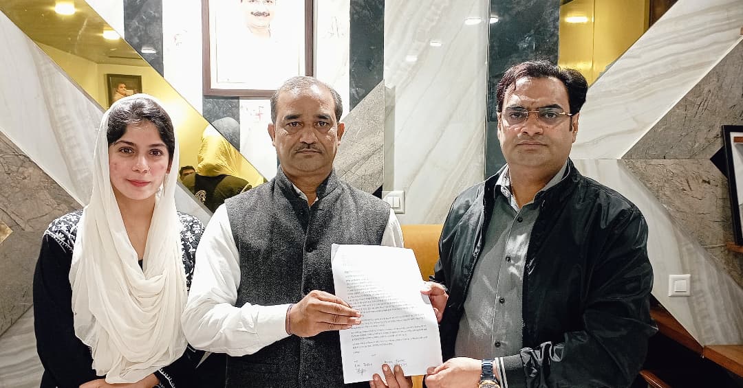 dasamindia's tweet photo. Meeting with Hon'be @mukeshahlawatap today to discuss the contractual sewer workers issue was extremely successful. He responded that he is keen to work for the betterment of the community and will take all necessary measures.
#SewerWorkers https://t.co/Er2sCHNU8P
