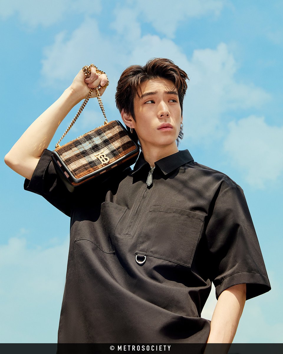 MTSmag's tweet photo. • Burberry Open Spaces - แคมเปญใหม่ล่าสุดที่มาในคอนเซ็ปต์ความเป็นไปได้ของจินตนาการและความฝัน โดยได้ @JJksnp มาร่วมในการโปรโมทแคมเปญครั้งนี้อีกด้วย
#mtsmag #menswear #men #style #menstyle #menfashion #fashion @Burberry #Burberry #BurberryOuterwear #BurberryOpenSpaces #jaylerr https://t.co/0yNwJT2ABh