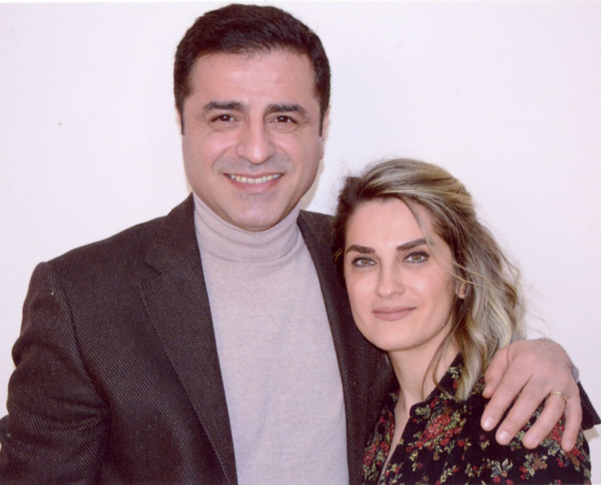Az önce cezaevinde “cumhurbaşkanımız" ile görüştüm.
Çok moralliydi, herkese selam söyledi.
Bizim cumhurbaşkanımızın
Ne yüzünde kibir var,
Ne de gözlerinde kin.
"Geçecek bugünler" dedi.
"Her yere umut tohumları ekin."