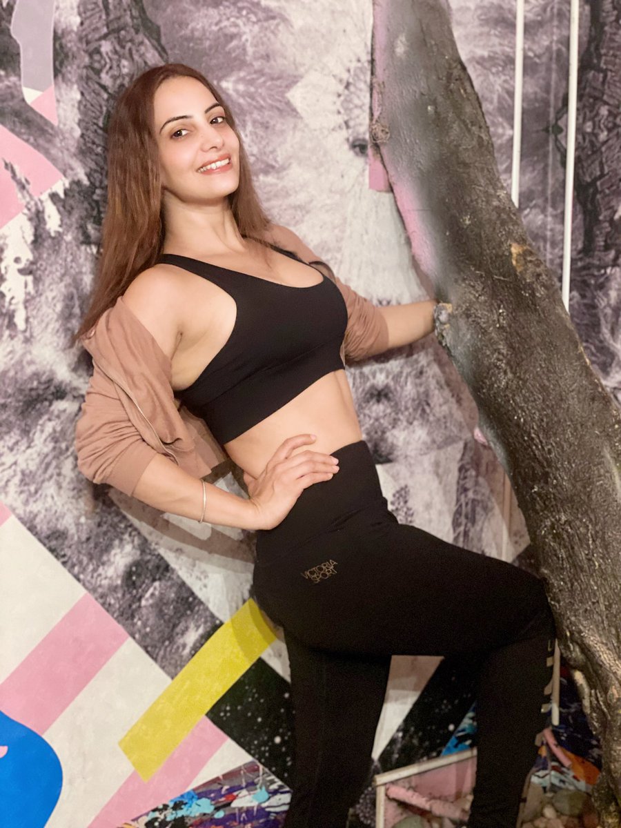 AnchorPiya's tweet photo. When You Find Prefect Shoot Place @opheliadelhi #photoshoot #picoftheday #vanitylounge #naturallook #anchorpiyasharma #anchorpiya #piyasharma #casual #cleanlook #sporty #nomakeup #nofilter #hotlook #fitness #freakyfit #delhi #ophilia #shoes #leggings #looksamazing #beautifulplace https://t.co/GyIhqE0wWG