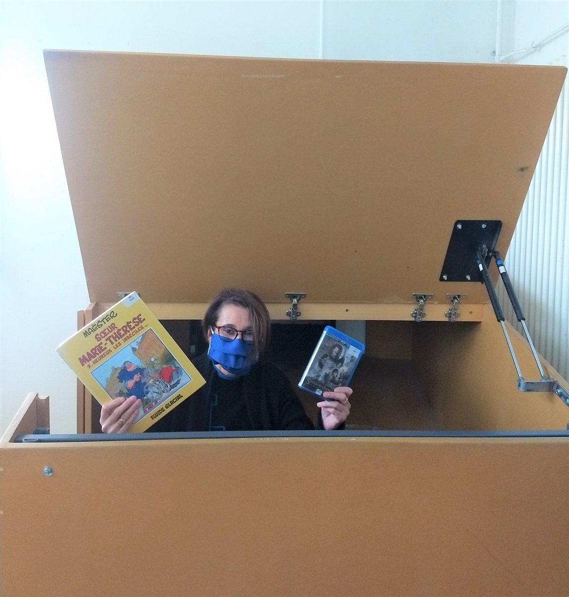med_landerneau's tweet photo. ** Le retour de la boite des retours **
Notre boite de retours est de nouveau ouverte 24h/24 et 7j/7😍. Vous pouvez y déposer vos documents à l'exception des liseuses et des vinyles.
#mediatheque #landerneau https://t.co/cLdgUnP7qk