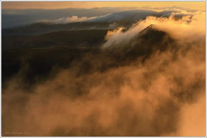 Cribyn and the Dragons Breath, Brecon Beacons at Sunrise #breconbeacons