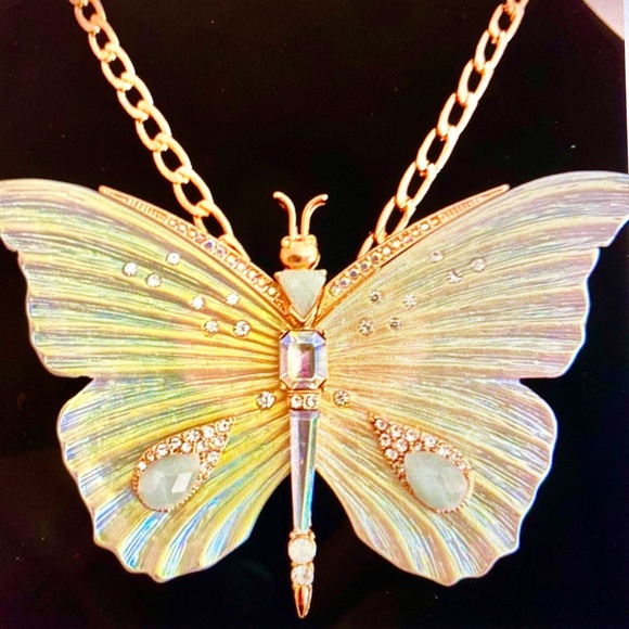 NatalieRegester's tweet photo. So good I had to share! Check out all the items I'm loving on @Poshmarkapp #poshmark #fashion #style #shopmycloset #handcrafted #betseyjohnson #vintage: https://t.co/hMJR6mEWu0 https://t.co/JurbMTOKQP