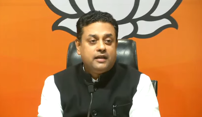 BJP4India's tweet photo. बड़ा दुखद विषय है कि 24 घंटे के भीतर हिंदू धर्म के ऊपर तीन बार प्रहार कांग्रेस पार्टी द्वारा होता है।

सलमान खुर्शीद, अलवी शाहब और अब स्वयं उनके सबसे बड़े नेता राहुल गांधी द्वारा किया जाता है।

- डॉ. @sambitswaraj https://t.co/r0Ib3TfqGX