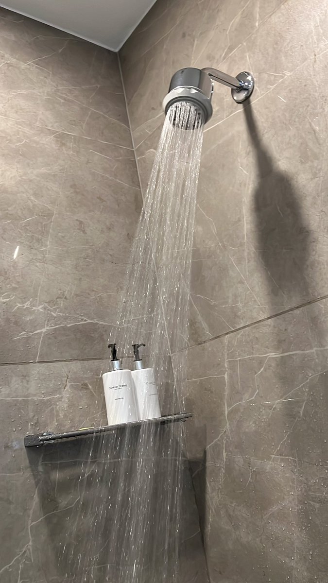 crossdabossike's tweet photo. Guys I don’t think I have ever seen a shower 🚿 that runs like this before oo 🤔🤔🥰🥰😜🥰🥰 I love it🤍 Feeling funky today 🥳🥳. TGIF 🚀🚀 https://t.co/A8y4D62pAH