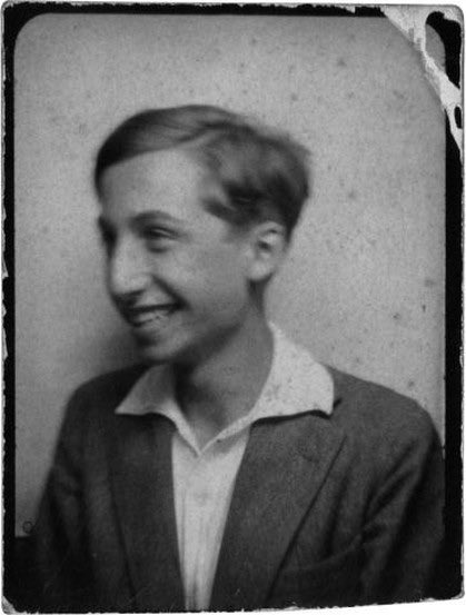 ericmarty55's tweet photo. Le 12 novembre, anniversaire de la naissance de Roland Barthes.
« C’est l’ami ni ardent ni faible. L’ami. » (Arthur Rimbaud).
Quelques images pour se souvenir… https://t.co/xQ2xskwbcV