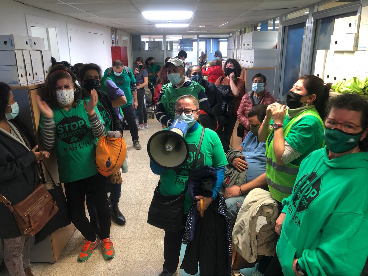 ILPhabitatge's tweet photo. 👨‍👨‍👧‍👧 Les 2.422 famílies que esperen un pis de la mesa d'emergència son el clar exemple de la inoperància, mala gestió i ineficaces polítiques d'habitatge de @juntsxcat. Volem canvis estructurals i la Llei sencera! #JuntesContraElsDesnonaments https://t.co/0Aeb8XK7Cv