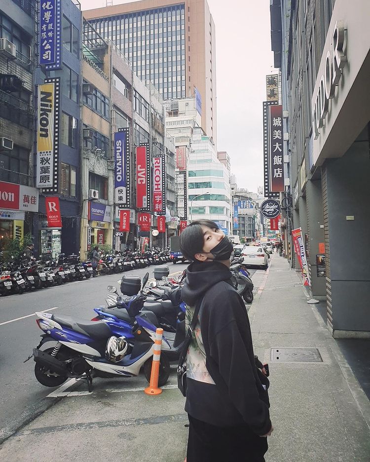 kinghsw's tweet photo. A small throwback for alice who i miss so much. https://t.co/HDaefKi05W