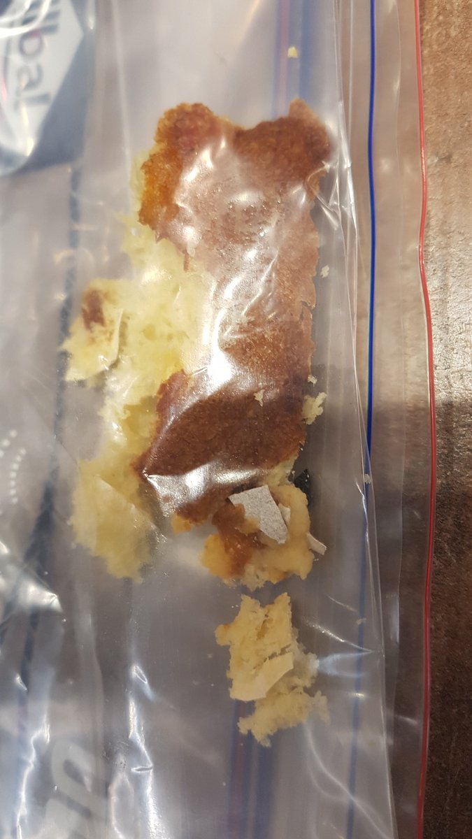 IngridRJ_'s tweet photo. @bioaddict @_NATURALIA Bonjour / URGENT / Débris de plastique blanc hyper dangereux retrouvé dans votre panettone acheté hier soir, boutique bd sebastopole. Mes neveux 5 ans et 3 ans en ont mangé et j'ai moi-même avalé des débris. je ne sais s'ils en ont ingurgité, ils sont petits... https://t.co/Ykmh9L8R1x