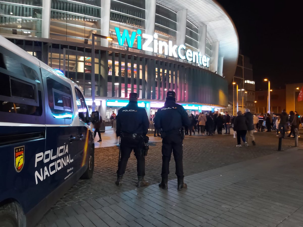 policia's tweet photo. Nuestros agentes de #UPR siempre están dispuestos a ayudarte 👮🚔

Muchas unidades están en servicio esta noche 🌙 en #Madrid

👉Si te encuentras en peligro acude a ellos o marca 📞091

¡Es el momento de disfrutar del #sábado! 🥳🕺

#BuenasNochesATodos 
#EstamosPorTi https://t.co/4cZ4fLNuCU