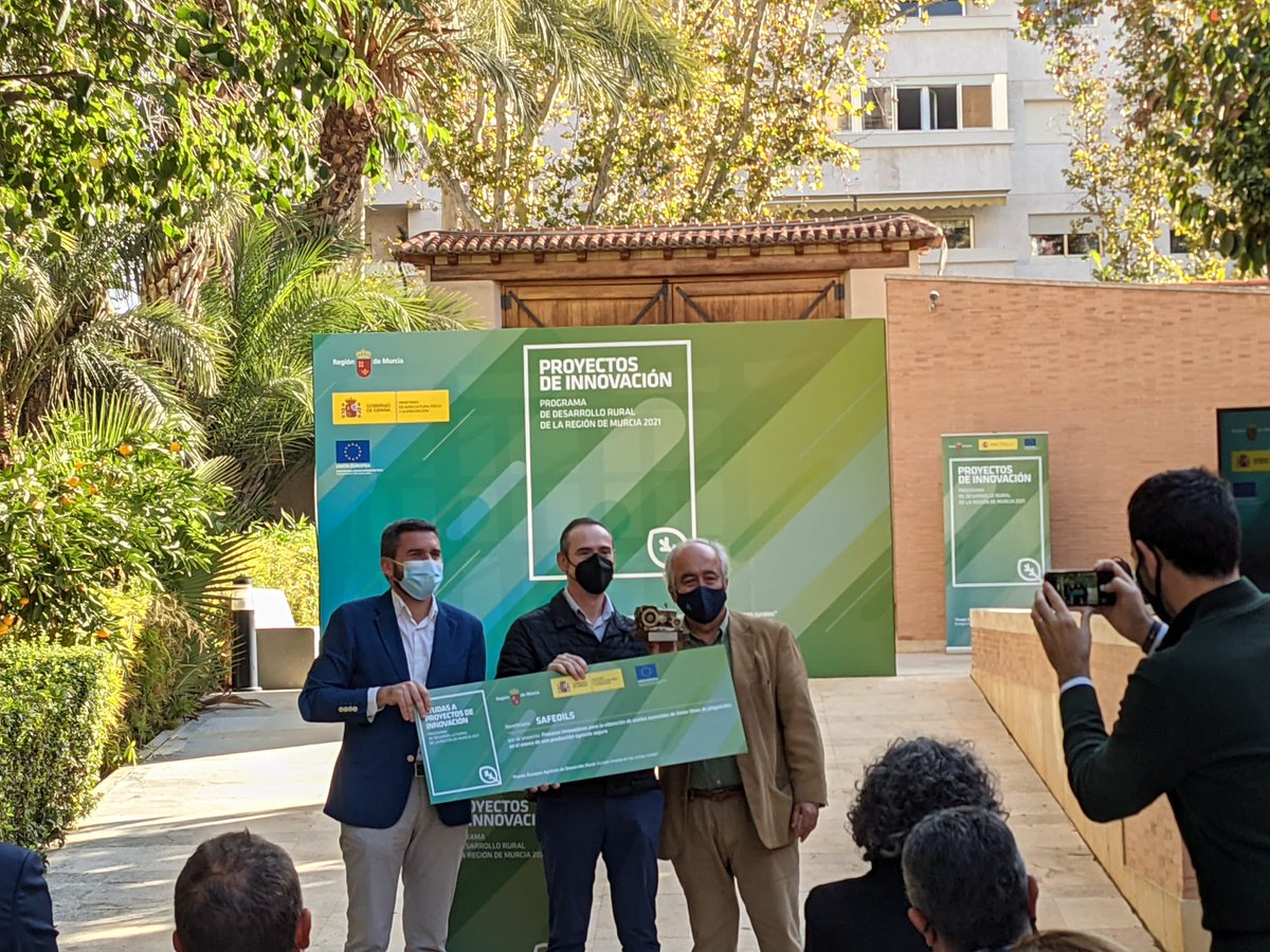 CTCAlimentacion's tweet photo. .@ailimpo recoge la concesión de la ayuda del 16.1 del PDR del #GOSafeoils que permitirá trabajar al @CTCAlimentacion la eliminación de plaguicidas en aceites esenciales del🍋
🙌Reto innovador para dar una solución al sector de transformados cítricos de la #RegiondeMurcia https://t.co/TAPhkxgdJS