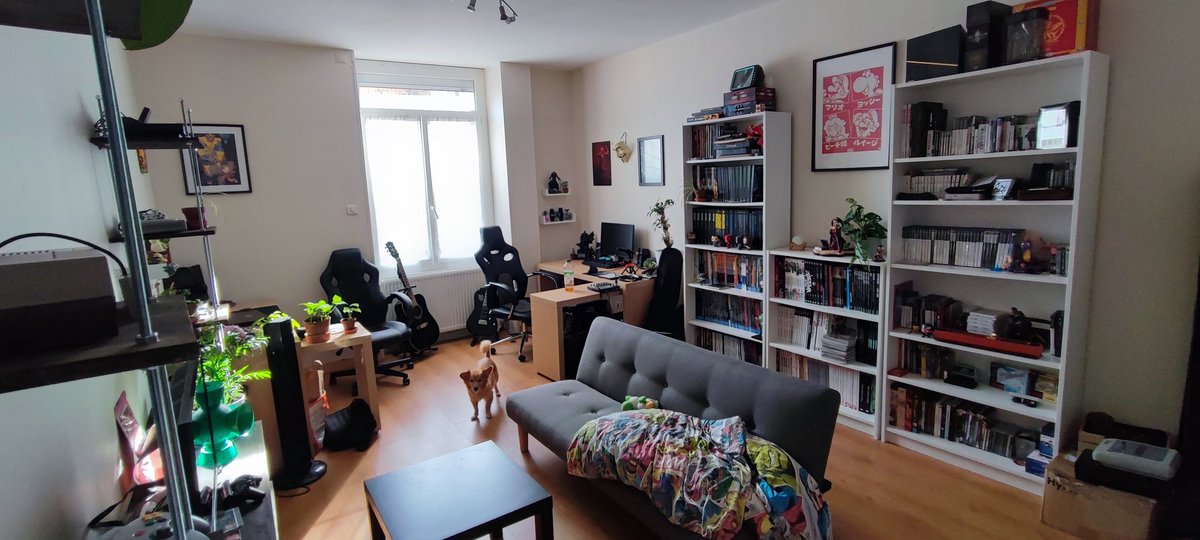 solidus_snk's tweet photo. Ça fait maintenant 2 ans que ma compagne et moi même sommes devenu propriétaire et ça fait 2 ans que je ne quitte plus cette pièce 🤣
Je me suis toujours dit que j'aurai une pièce gaming/comics dans mon chez moi et le gamin en moi est heureux d'avoir réussis ce rêve 🥰 https://t.co/JEp7clPqYu