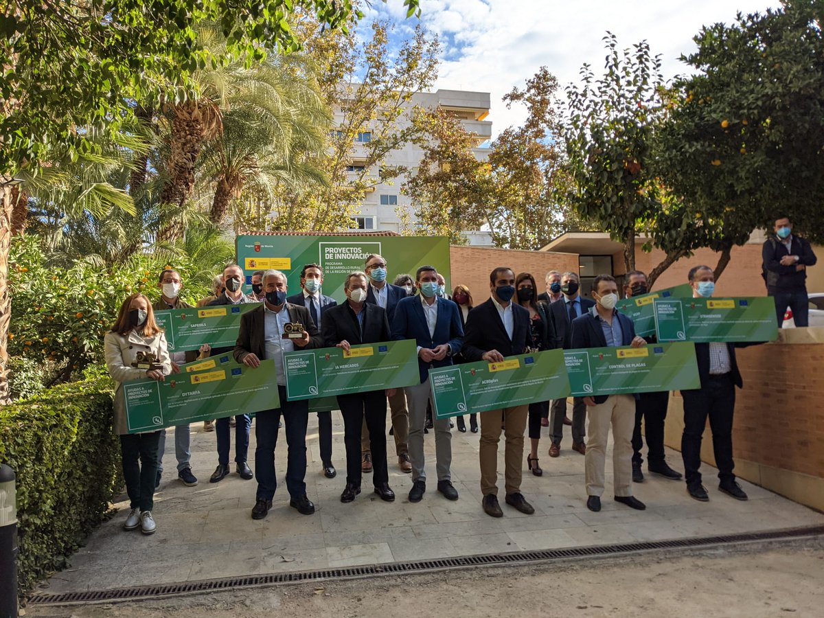 CTCAlimentacion's tweet photo. .@ailimpo recoge la concesión de la ayuda del 16.1 del PDR del #GOSafeoils que permitirá trabajar al @CTCAlimentacion la eliminación de plaguicidas en aceites esenciales del🍋
🙌Reto innovador para dar una solución al sector de transformados cítricos de la #RegiondeMurcia https://t.co/TAPhkxgdJS