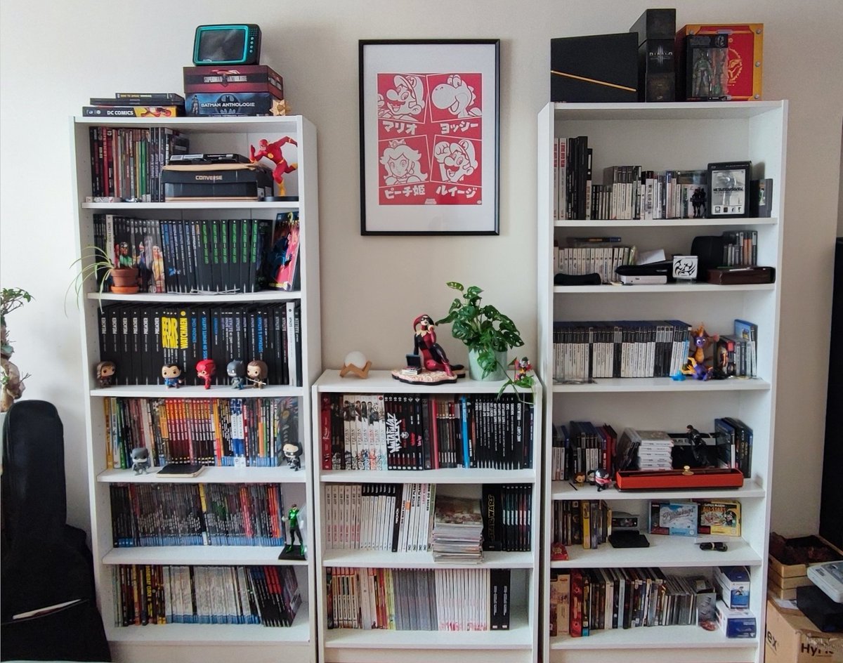 solidus_snk's tweet photo. Ça fait maintenant 2 ans que ma compagne et moi même sommes devenu propriétaire et ça fait 2 ans que je ne quitte plus cette pièce 🤣
Je me suis toujours dit que j'aurai une pièce gaming/comics dans mon chez moi et le gamin en moi est heureux d'avoir réussis ce rêve 🥰 https://t.co/JEp7clPqYu