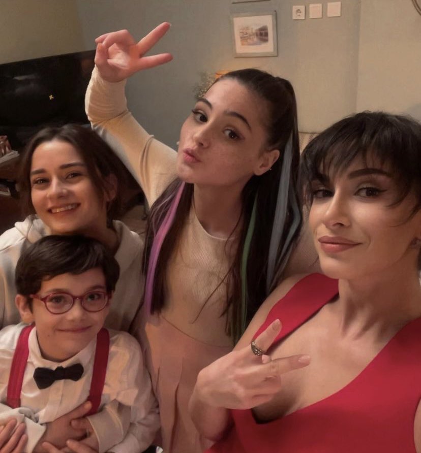 eceyasargifs's tweet photo. family❤️
#annemizisaklarken 
#eceyaşar #handedoğandemir https://t.co/ts4LeEsvXd