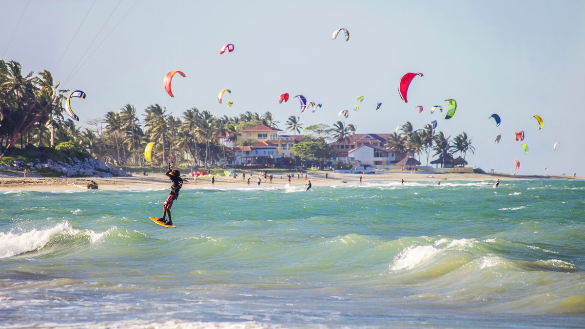 Au nord de la République Dominicaine, #Cabarete est la capitale mondiale du #kitesurf. Tout au long de l’année, ses nombreuses vagues de l’Océan Atlantique permettent aux voyageurs de profiter de ce sport unique 🏄

📍Cabarete

#voyage #republiquedominicaine