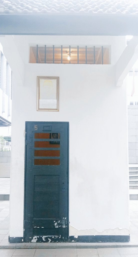 frdnrrzk's tweet photo. #Wacana 2 : Waktunya Cari Suasana

Main mulu, kerjanya kapan? 
Ga update shootingan/laptopan ≠ Kagak ngapa-ngapain (hehehe)

Alias mari ber"wacana" sblm kehebohan lain tiba~

📍Museum Lapas Banceuy
Ku kira masuknya ribet, pdhl tinggal tunggu bapake yg jaga bukain gembok doang~ https://t.co/OrI1FsmvRs