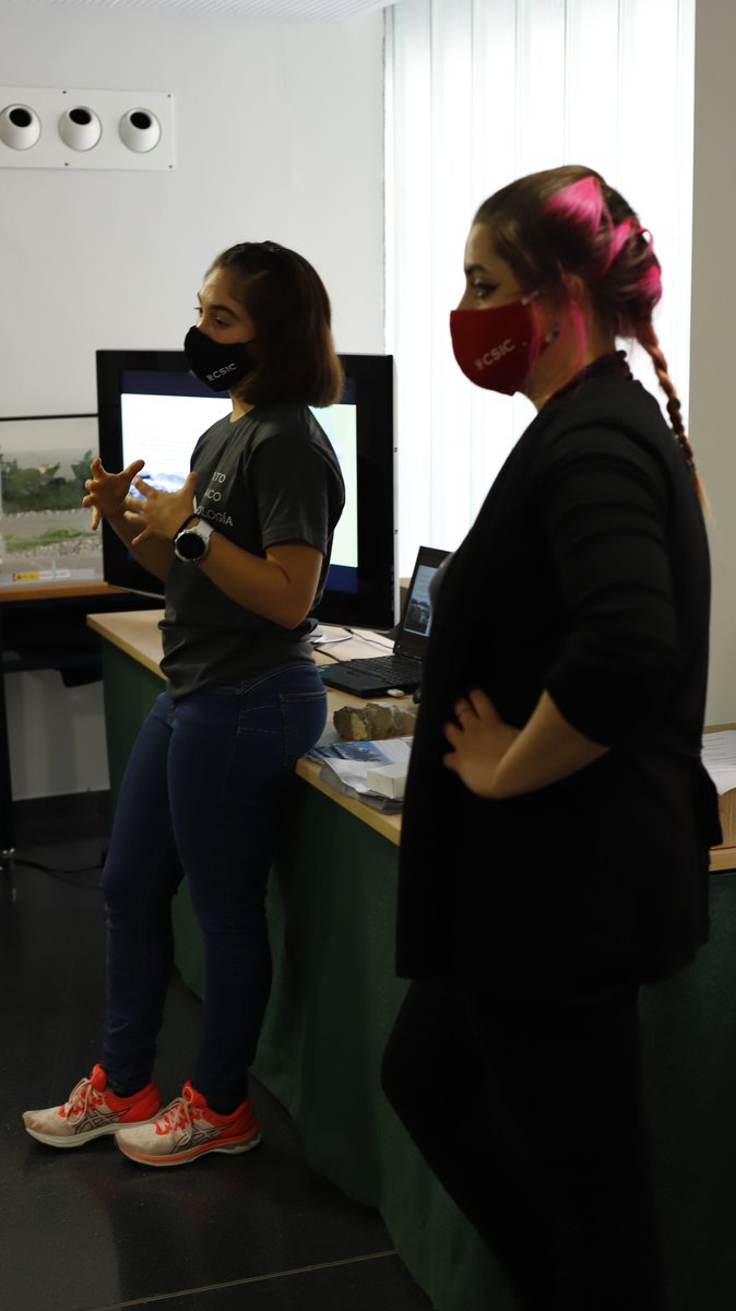 Turno de Jana Vicente e Ixea Vidaller en la #SemanaDeLaCiencia. Explican sus estudios de #paleoclima <a href="/PaleoIPE/">Paleo-IPE</a> mostrando un sondeo, una estalagmita y proyectando el corto Cambio a flor de piel.
🎬
Hoy nos visitan en @AragonCsic los alumnos del IES Luis Buñuel e <a href="/iescincovillas/">IES Cinco Villas</a>