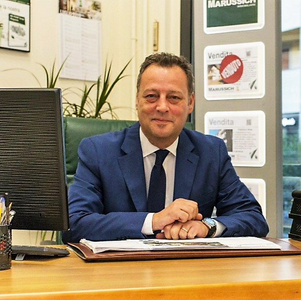 marussich_it's tweet photo. Ecco il nostro Emilio Marussich, chi lo conosce sa che questa foto è lo specchio della sua personalità:

Professionale ma sempre con il sorriso.

https://t.co/nUSnRSD8K5 

#immobiliaremelzo #agenziaimmobiliaremelzo #repoint #marussichimmobiliare #venderecasa #confederazionereti https://t.co/cg3T0dIc1U
