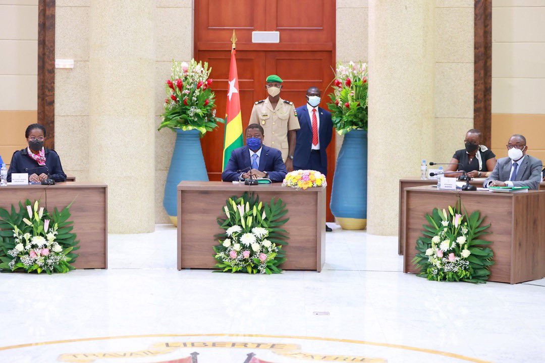 Le Conseil des ministres que je préside ce jour, examinera l'avant-projet de loi des finances exercice 2022. 

Élaboré dans un contexte de reprise économique au plan mondial, malgré la persistance de la pandémie au covid-19…

1/4