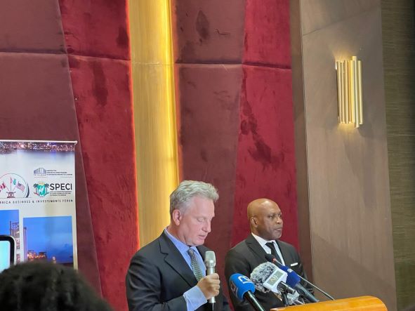 AmbCanCI's tweet photo. L'Ambassadeur @Demers_CAN félicite le gouvernement🇨🇮 pour la tenue du Forum d'affaires et d'investissement entre la 🇨🇮, le 🇨🇦, les 🇺🇸 et le 🇲🇽. Une bonne opportunité de renforcer la coopération #CanadaCI et de nouer des partenariats dans un contexte de relance économique. https://t.co/CFUdyYfVZU