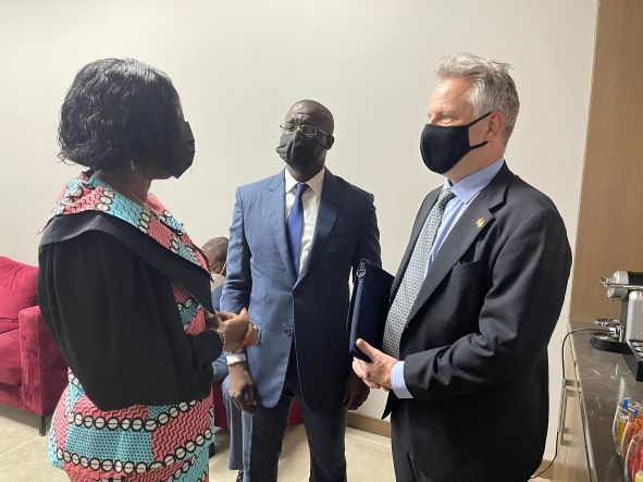 AmbCanCI's tweet photo. L'Ambassadeur @Demers_CAN félicite le gouvernement🇨🇮 pour la tenue du Forum d'affaires et d'investissement entre la 🇨🇮, le 🇨🇦, les 🇺🇸 et le 🇲🇽. Une bonne opportunité de renforcer la coopération #CanadaCI et de nouer des partenariats dans un contexte de relance économique. https://t.co/CFUdyYfVZU
