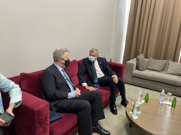 AmbCanCI's tweet photo. L'Ambassadeur @Demers_CAN félicite le gouvernement🇨🇮 pour la tenue du Forum d'affaires et d'investissement entre la 🇨🇮, le 🇨🇦, les 🇺🇸 et le 🇲🇽. Une bonne opportunité de renforcer la coopération #CanadaCI et de nouer des partenariats dans un contexte de relance économique. https://t.co/CFUdyYfVZU